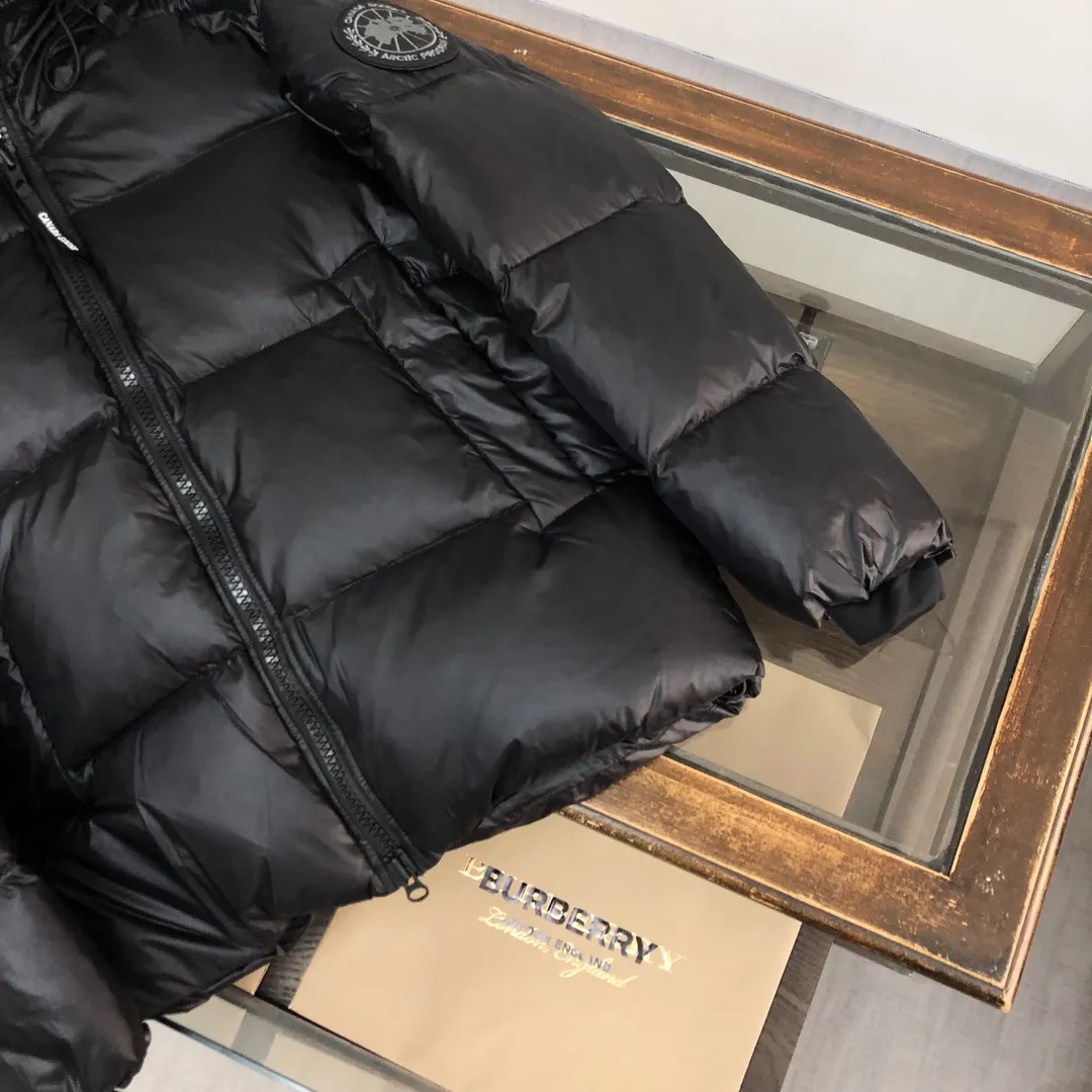 P880 Canada Goose/Canada Goose 2023 limited new Crofton bread down jacket for men and women] Exclusive design concept on the entire network: Canadian brand Canada Goose has always been recognized as the warmest down jacket, and various IS celebrities, Internet celebrities, and celebrities often wear it for street photos. I make Canada Goose every year, but I still can’t get rid of my love for the big geese. No matter how cold the days are, there is no need to be afraid, because there are big geese! Filled with 90% white duck down, Canada Goose is the legendary warmest down jacket and is known as a must-have for Arctic outdoor sports! The most popular down jacket in the world, celebrities are rushing to buy it, it is a must-have! Fabric + Features: ✅ Made of Japanese thermal fabric, with good thermal insulation performance, waterproof and windproof. Wear a hat when going out in the rainy season to keep warm and keep out the rain. ✅ It is filled with 90% international white duck down. The filling amount is much more than any other clothes on the market. Only in this way can it be full and the touch will be very soft. ✅ The original custom-made fabric is made of recycled Feather-Light tear-resistant fabric, which is ultra-light and has no weight-bearing feeling on the upper body and ensures the feel and bulkiness. The interior is made of nylon ylon double-layer sealing design, which will not cause any velvet leakage. The cold-proof effect is as high as level 4. ✅ The zipper is customized from Yoshida YKK factory, with clear engraving and perfect smooth texture. ✅Stand-collar hooded drawstring design achieves double warmth retention effect. ✅The inner ➕ has a waistband design and the waistband has logo embroidery to fit the body better and provide double windproof effect. ✅All accessories are 1:1 original factory. ✅ Imported Behringer embroidery machine to customize the 10,000-needle embroidery logo, 100% restored to the original product. ✅ Collar label, washed label, hang tag, zipper cord, pocket label, back label, collar velvet, Velcro fasteners, all details of the cuffs are authentic, and the hang tags and anti-counterfeiting labels are complete ✅ The cuffs are made of thickened seamless threads, which are warm and comfortable. Craftsmanship: Crofton loaf, the latest style in 2023, with cold protection effect up to level 4, made of recycled Feather-Light tear-resistant fabric, ultra-light, and no weight-bearing feeling on the upper body! The unique black label highlights your temperament‼ ️Color: black silver gray Size: S～XXL